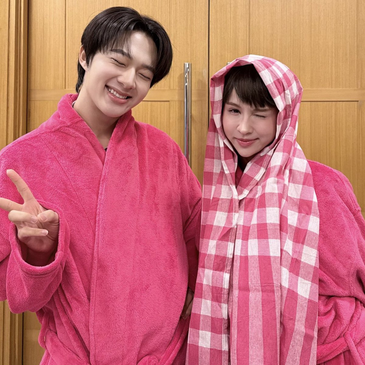 annie_Hstyles's tweet photo. ว้ายเปิดคิวกับหนูเกื้อ โอ้ยไม่ๆ ยัยน้อยยัยแก้ว >< นุนิวกับแฮนน่าเหมือนพี่น้องกันมาก 55555555555555

ปล. ในวันที่แฮนน่าไม่ผมทอง 😭😭😭

HUG E LHEE Q1 🥬🌶️ ࣪ ׅ ˖  
#มนต์รักฮักอีหลีเปิดกล้องเด้อค่ะ
#ZeeNuNew 𐙚 #ZeePruk #NuNew https://t.co/WgNCsg16hh