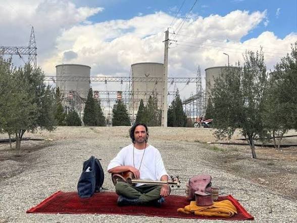 pesaresorkhposh's tweet photo. چرا نرفتی محل اعدام ساز بزنی تا جلوی کشته شدن جوان های این کشور رو بگیری؟!
همکاری با جمهوری اسلامی براتون نون داره و مخالفت گلوله؟ https://t.co/NHSXXKGB4n