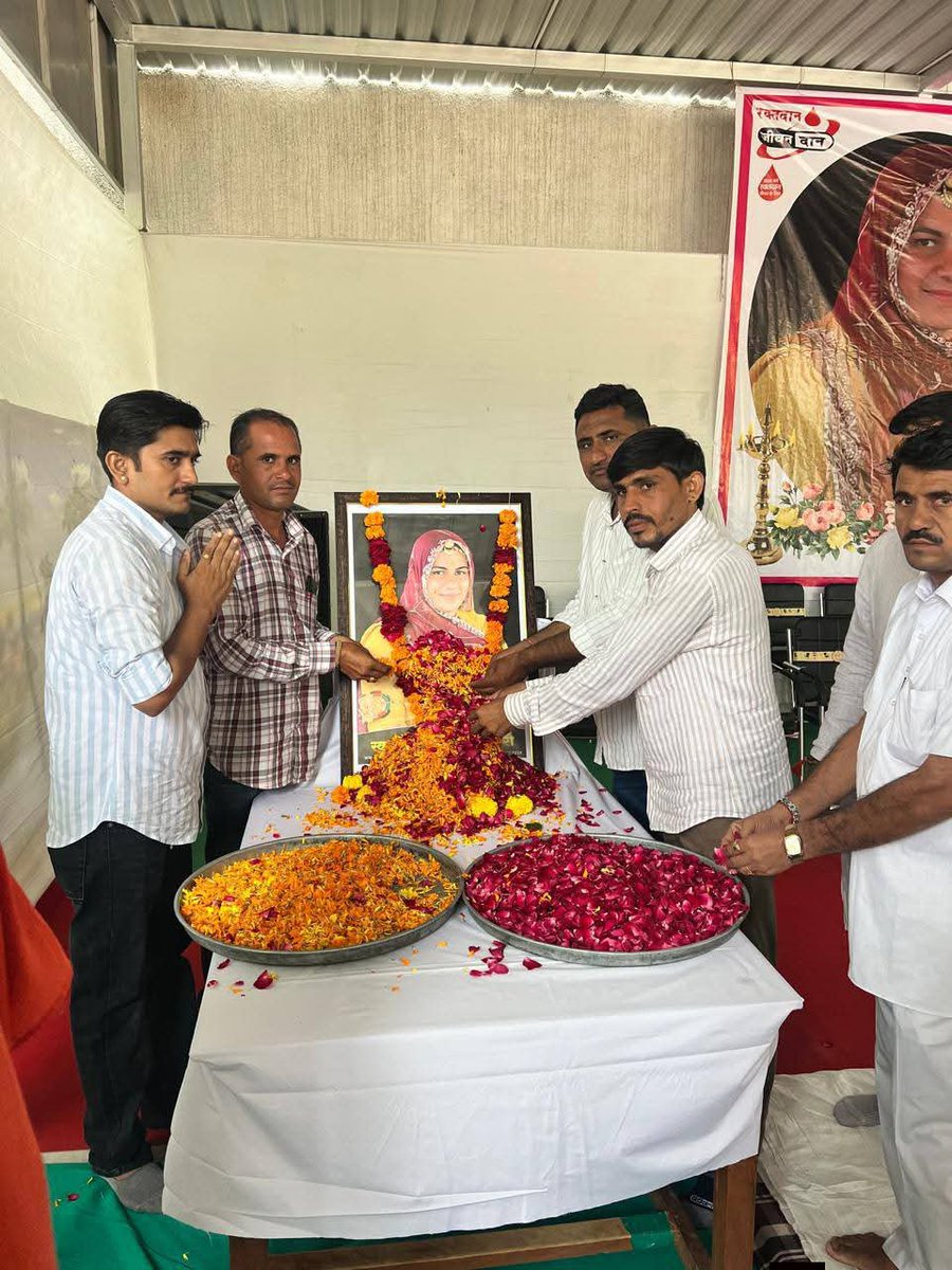 OmBaytu's tweet photo. आज बहन स्व. श्रीमती #अनीता_चौधरी की द्वितीय पुण्यतिथि पर उन्हें अश्रुपूर्ण सादर श्रद्धांजलि करता हूं ।
उन्होंने अंगदान के माध्यम से कई लोगों को नया जीवन देकर मानवता की ऐसी मिसाल पेश की, जिसे कभी भुलाया नहीं जा सकता ,
जो दूसरों को जीवन देकर जाते हैं वे सदैव अमर रहते हैं ।
ॐ शांति शत शत नमन 💐🌹💐🌹💐😭😭😭😭