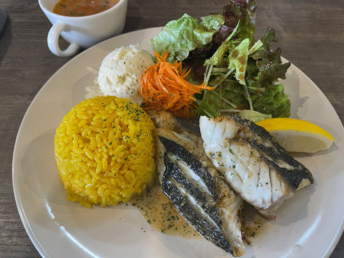 kctate1's tweet photo. 鳥取県倉吉の「BRYANT cafe&amp;rest」で昼御飯。メニューが変更されていたのですが、今日はスズキのソテーがあるようなので、そちらを注文。肉厚でふっくらしてウマイ。現在ランチは火水木でディナーなど営業日の詳細はインスタに掲載されています。
#倉吉グルメ https://t.co/k5S9zhqDOV