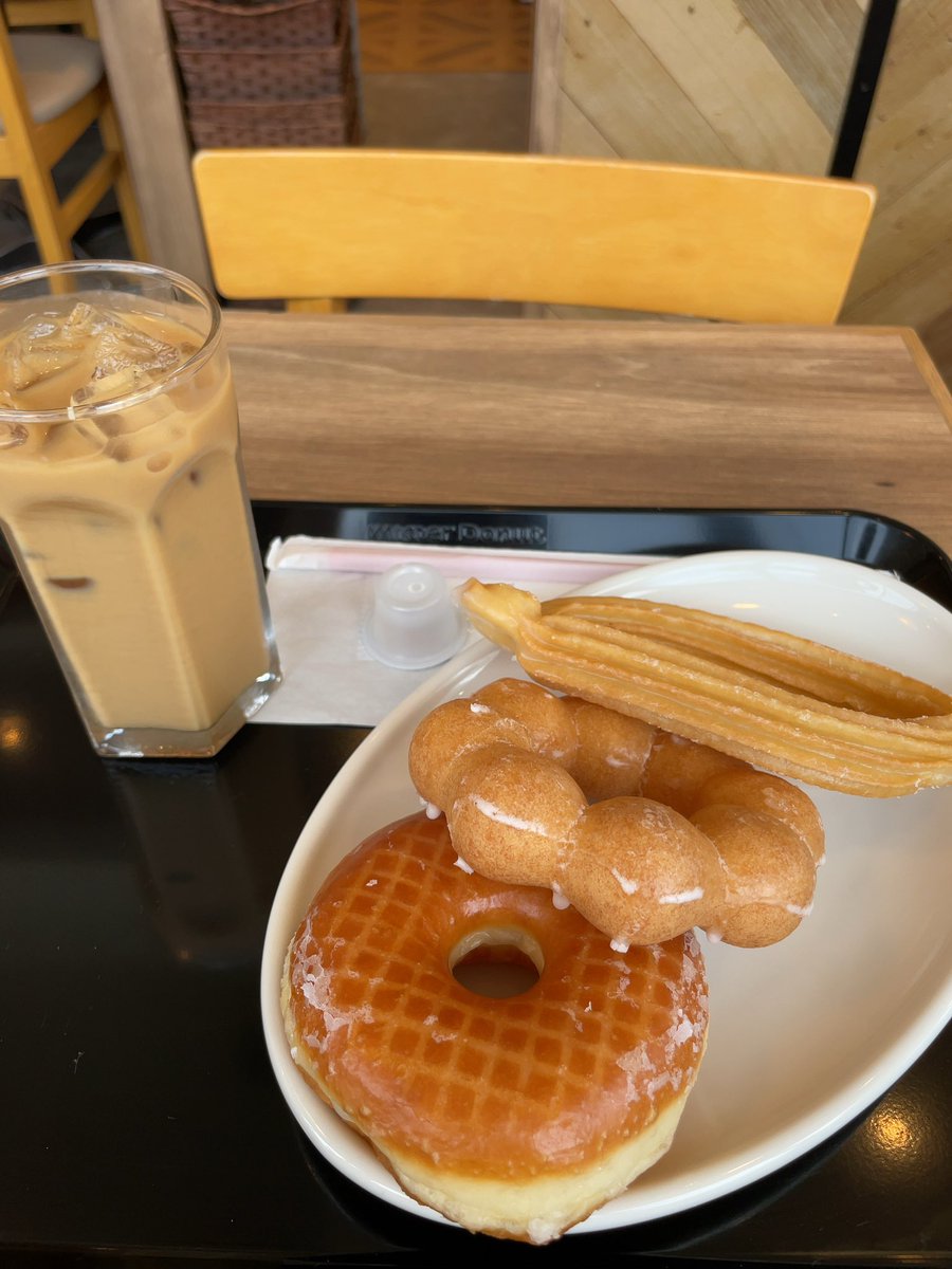 curo002's tweet photo. ミスドの前通りかかったからもっちゅりんあるか覗いてみたら売り切れてた。 https://t.co/m5OF0XHzlu
