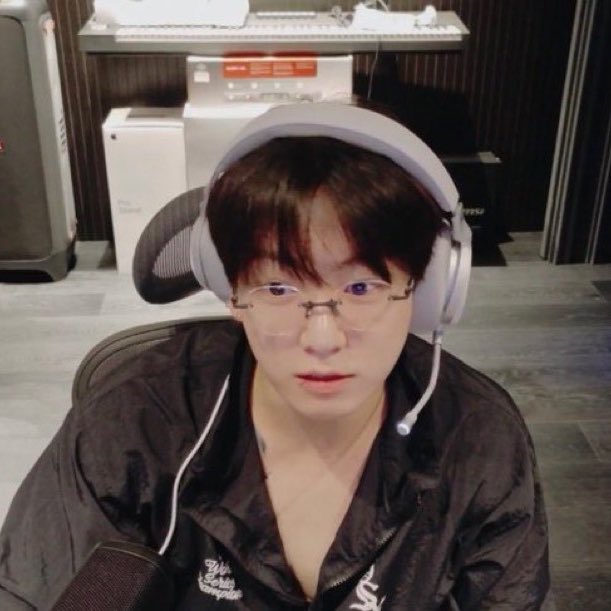 seokpple's tweet photo. Guys can I be an annoying yoonkooker for just like 2 seconds https://t.co/yQDGC83Vg5