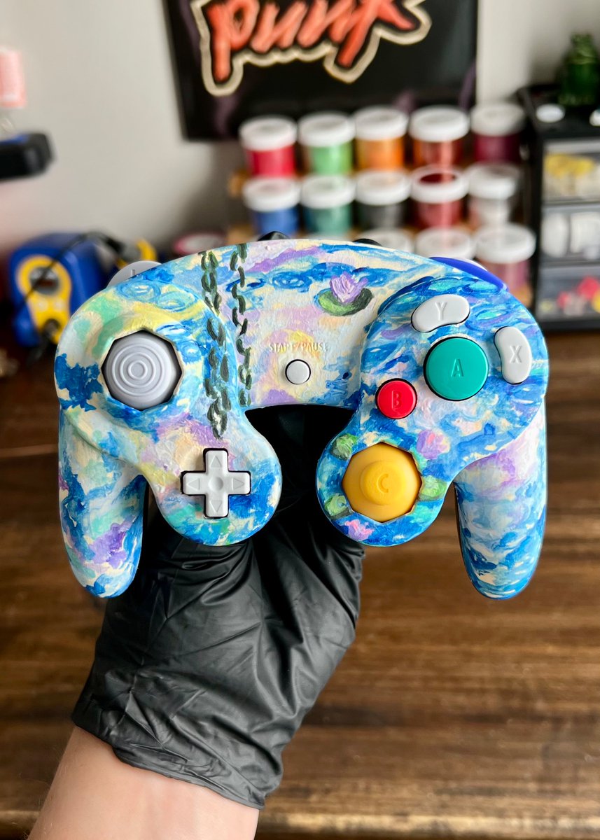 DaFunkGaming's tweet photo. Water Lilies on GameCube Controller 🪷🪻 

Painted by the amazing Fleytutart ✨ on Instagram

Available on my shop https://t.co/Dus5dtejPB
