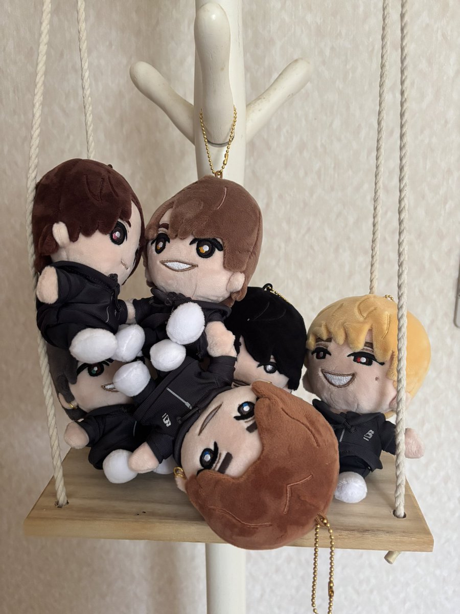 otakuguti's tweet photo. 実家の玄関でSixTONESと遊んだ https://t.co/KRQmKUTU8g