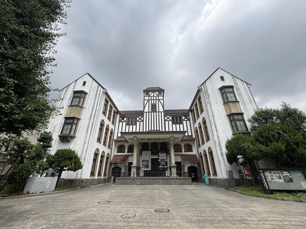 QZgt9i's tweet photo. 早稲田大学演劇博物館へ台湾布袋戯展を見に行く。村上春樹ライブラリーも見学、こんな本棚家に欲しいわ。
#早稲田大学　#村上春樹ライブラリー https://t.co/46mAztukmT
