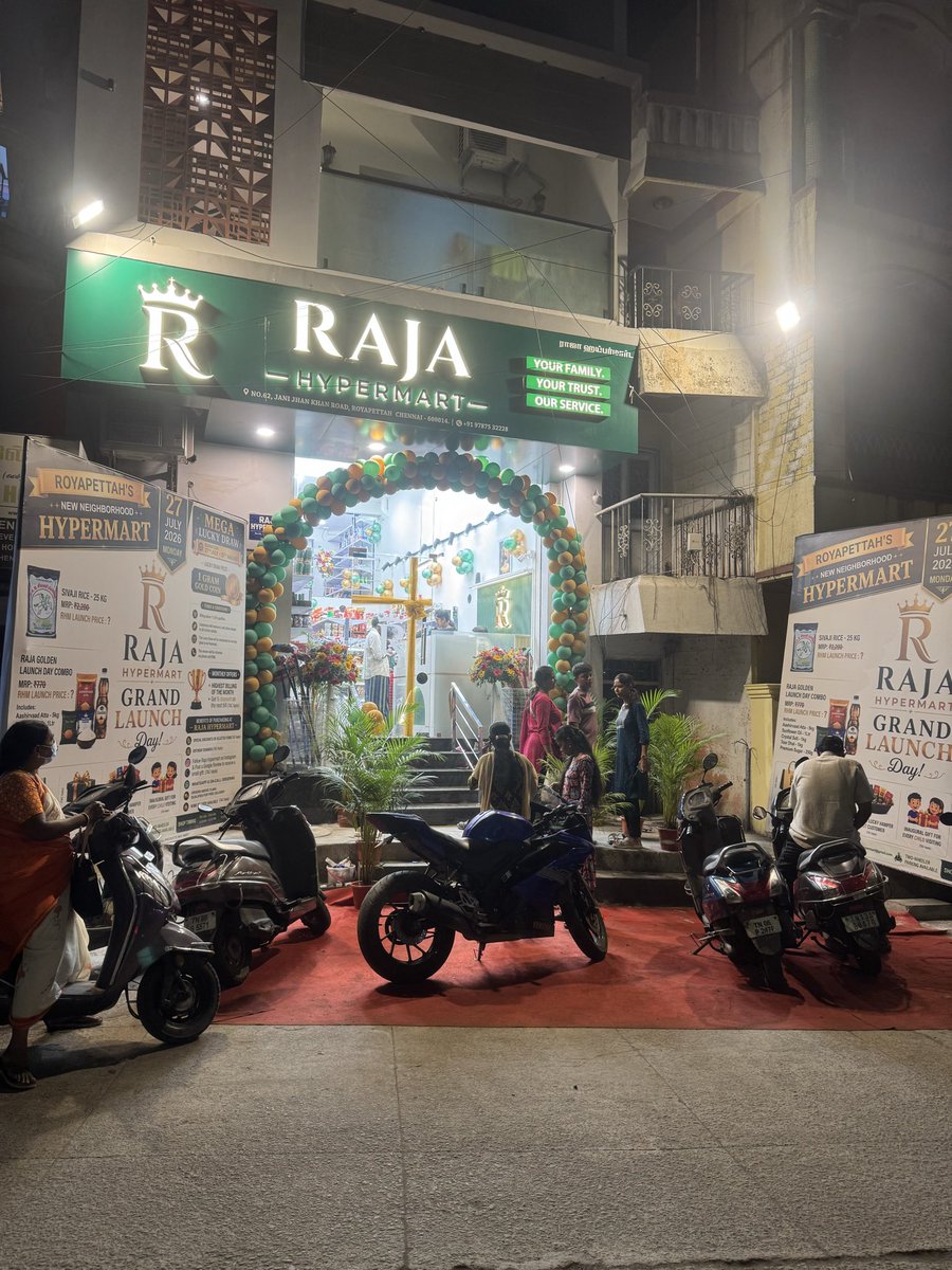 jsadvocate55's tweet photo. @CMOTamilnadu @chennaicorp @ChennaiTraffic @chennaipolice_ @tnpoliceoffl @Chief_Secy_TN yet another platform and road encroachment  looks like no proper permission for a hyper market jani Jan khan road royapettah. Zam bazar police station limit and zone 9 corporation limit https://t.co/HmWN7GdIJe