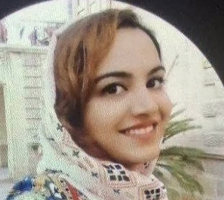 Alireza7553's tweet photo. امروز صبح زود ، نصف جهان شاهدى بر يكى از درخشان ترين و در عين حال دردناك ترين لحظات تاريخ معاصر ما بود. مردم شجاع و غيرتمند اصفهان، تا آخرين دقايق و تا روشن شدن هوا، در برابر صف سركوب تمام قد ايستادند تا نشان دهند شرف وآزادگی در اين خاك هرگز خفه نمى شود.

اين نبرد، نبرد دستهاى خالى اما پر از ايمان در برابر حاكميتی بود كه براى پیش بردن جنايتش و حتی خاموش كردن صداى يک دختر جوان و بيگناه با تير مستقيم، مجبور شد تمام شهر را امنيتی كند، كوچه به كوچه مامور بگمارد و از سايه خودش هم بترسد. ريختن خون پاک آن دختر جوان و آزادگان اين ديار، سند ديگری بر شكنندگی و ترس شديد سركوبگران است.

ايستادگی مردم اصفهان ثابت كرد كه
«ارعاب» ديگر كاركرد خود را از
دست داده است؛ وقتی جامعه اى از مرز ترس عبور مى كند و با داغ پرپر شدن فرزندانش روبرو مى شود، هيج جيره و زور نظامى نمى تواند جلوى اراده‌اش را بگیرد .

به مردم غيور اصفهان بايد گفت ؛سركوبكران پيروز نشدند؛ آنها فقط وحشت خود را از ايستادگی و خشم شما به نمايش گذاشتند. تلاش شما بى نتيجه نبود؛ شما حماسه اى خلق كرديد كه در حافظه جمعى اين سرزمين حک شد وخون پاک اين جانباختگان، مشعل راهِ تمامى شهرهاى ايران خواهد بود.

امروز روز زانو زدن نيست؛ روز ايستادن با سرى برافراشته و حفظ هوشيارى است. ما اين داغ هاى سنگین و جان هاى پاک رفته را نه فراموش مى كنيم ونه مي بخشيم؛ بلكه آنها را به انگیزه‌ای پولادین براى آگاهی، اتحاد و قدم هاى هوشمندانه بعدى تبديل خواهيم كرد.

ايران به زنده بودن، سلامت و هوشمندى تك تک فرزندانش براى فرداى آزادى نياز دارد. ايستادگی شما شايسته بزرگ ترين تحسين هاست.

نام و ياد دختر شجاعمان #آناهیتا_آذر_شب و وقار مردم اصفهان جاودانه است؛ اين مسير تا روشنايى ادامه دارد.
#عليرضا_سپاهی
#ابوالفضل_سپاهی 
#اميرحسين_صفرى