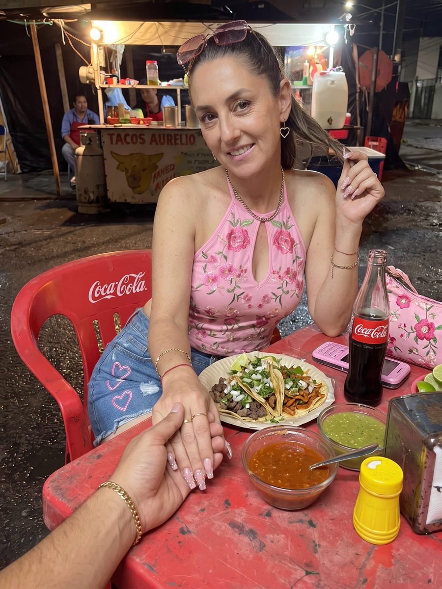 ajbauer8's tweet photo. Tu compa llevando a su morrita a cenar después de pegar un parlay de 100 pesos : https://t.co/jTHaS3sXZ3