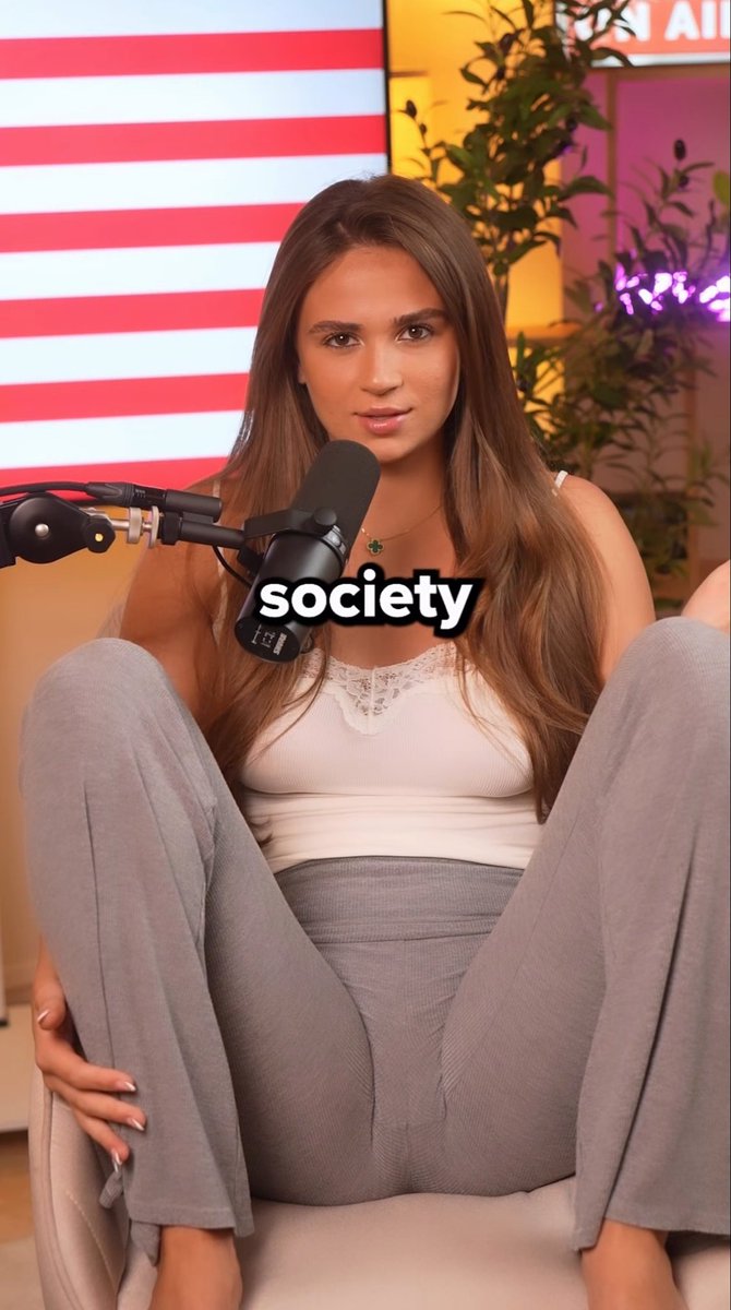 niemandmagzeit's tweet photo. i. am. dead. 

she’s delivering 2010s talking points while cootermogging

don’t hate the player hate the game https://t.co/vPs6d2ysbI