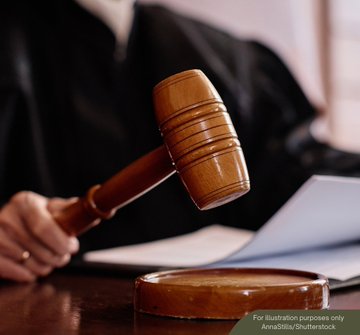 NewsBFM's tweet photo. The KL High Court has ordered the government and police to pay RM195,000 in damages to 13 individuals for unlawful arrests during a Covid-19 candlelight vigil in 2021.

Judge Anand Ponnudurai held that Putrajaya was vicariously liable for the authorities’ conduct and that the vigil attendees were denied timely legal representation during their detention.

🧵1