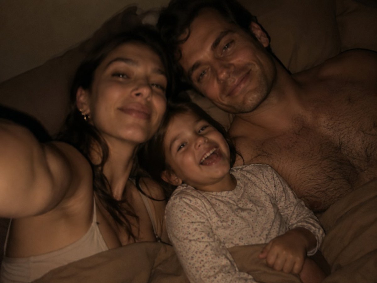 cuorejavu's tweet photo. 𝐴𝖺𝗋𝗈𝗇 𝗍𝗂𝖾𝗇𝖾 𝗊𝗎𝖾 𝗌𝗈𝗇𝗋𝖾í𝗋 𝗈𝖻𝗅𝗂𝗀𝖺𝖽𝗈 𝗒𝖺 𝗊𝗎𝖾 𝗅𝖺𝗌 𝖽𝗈𝗌 𝗆𝗎𝗃𝖾𝗋𝖾𝗌 𝖽𝖾 𝗅𝖺 𝖼𝖺𝗌𝖺 𝖺𝗆𝖺𝗇 𝗅𝖺𝗌 𝖿𝗈𝗍𝗈𝗌.

𝐸𝗇 𝖿𝗂𝗇, 𝗅𝖺 𝖿𝖺𝗆𝗂𝗅𝗂𝖺 𝖡𝖾𝗋𝖾𝖿𝗈𝗋𝖽-𝖯𝖾𝗍𝗋𝗈𝗏𝖺 𝗅𝖾𝗌 𝖽𝖾𝗌𝖾𝖺 𝖻𝗎𝖾𝗇𝖺𝗌 𝗇𝗈𝖼𝗁𝖾𝗌 𝖺 𝗍𝗈𝖽𝗑𝗌. 🤍✨ https://t.co/nykr5HwVGo