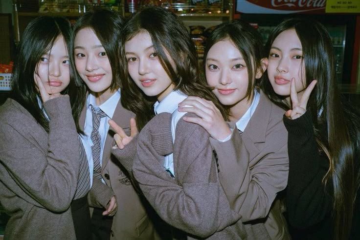 ILLIT_Chart's tweet photo. Longest Top 10 hits by K-pop girl groups on Japan Spotify daily chart:

#1. ILLIT, "Magnetic" — 117 days
#2. TWICE, "TT" — 87 days
#3. NewJeans, "Ditto" — 83 days
#4. ILLIT, "It's Me" — 68 days 🔺

#ILLIT #아일릿 @ILLIT_official https://t.co/nQ16WePhz7