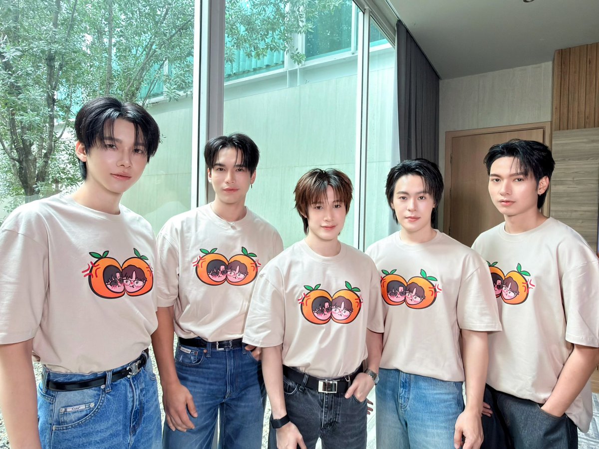 DomundiTV's tweet photo. พบกับหนุ่ม ๆ “ที่สามของเธอ Your Third Series” กับการเดินสายโปรโมท “ที่สามของเธอ Your Third Series Press Tour” 🌳🍊✨

ฝากแฟน ๆ ทุกคนติดตาม พร้อมส่งกำลังใจให้ “ที่สามของเธอ Your Third Series” กันได้ตลอดทั้งวันเลยนะคะ 🫶🏻🥰

YOUR THIRD PRESS TOUR
#ที่สามของเธอมาเดินสาย https://t.co/Uaei3xxaKY