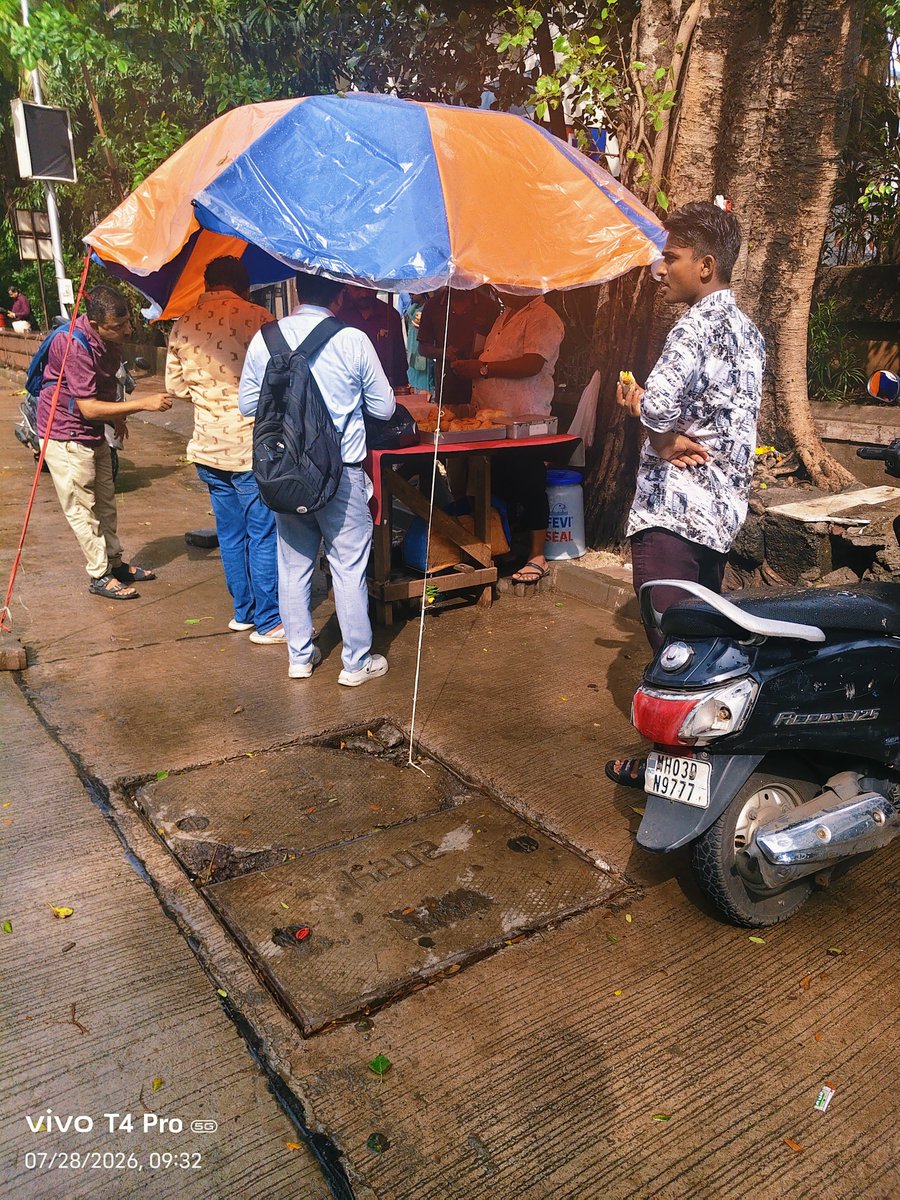 Bird311Angry's tweet photo. The food stall near our office is being maintained in an extremely unhygienic condition. Food is prepared and served in a dirty environment, posing a serious health risk to customers. Nariman Point, Raheja chambers @mybmc @fssaiindia #Mumbai #FoodSafety #PublicHealth https://t.co/pP1GmxBDsy