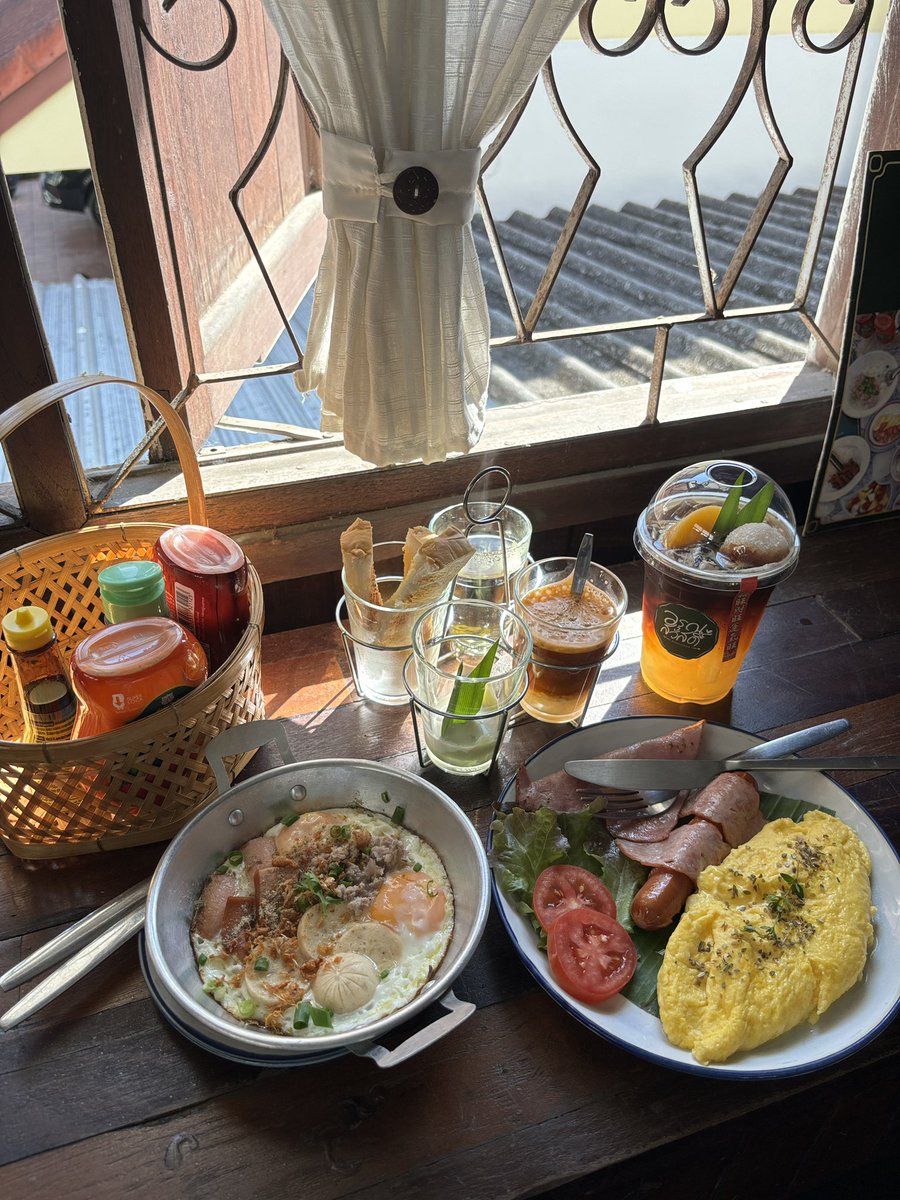 viewwrs's tweet photo. 🍳อาหารเช้าที่เชียงใหม่ ร้านอรุณสวัสดิ๋ เป็นร้านที่เหมาะมากินเบรคฟัสตอนเช้าง่ายๆมาก ไข่กระทะ ไข่คน ไส้กรอก แฮม ข้าวต้ม ไวป์ร้านแบบ slow life แสงส่องสวยๆเลย🥰 #เชียงใหม่ https://t.co/C0QZWnB0C7