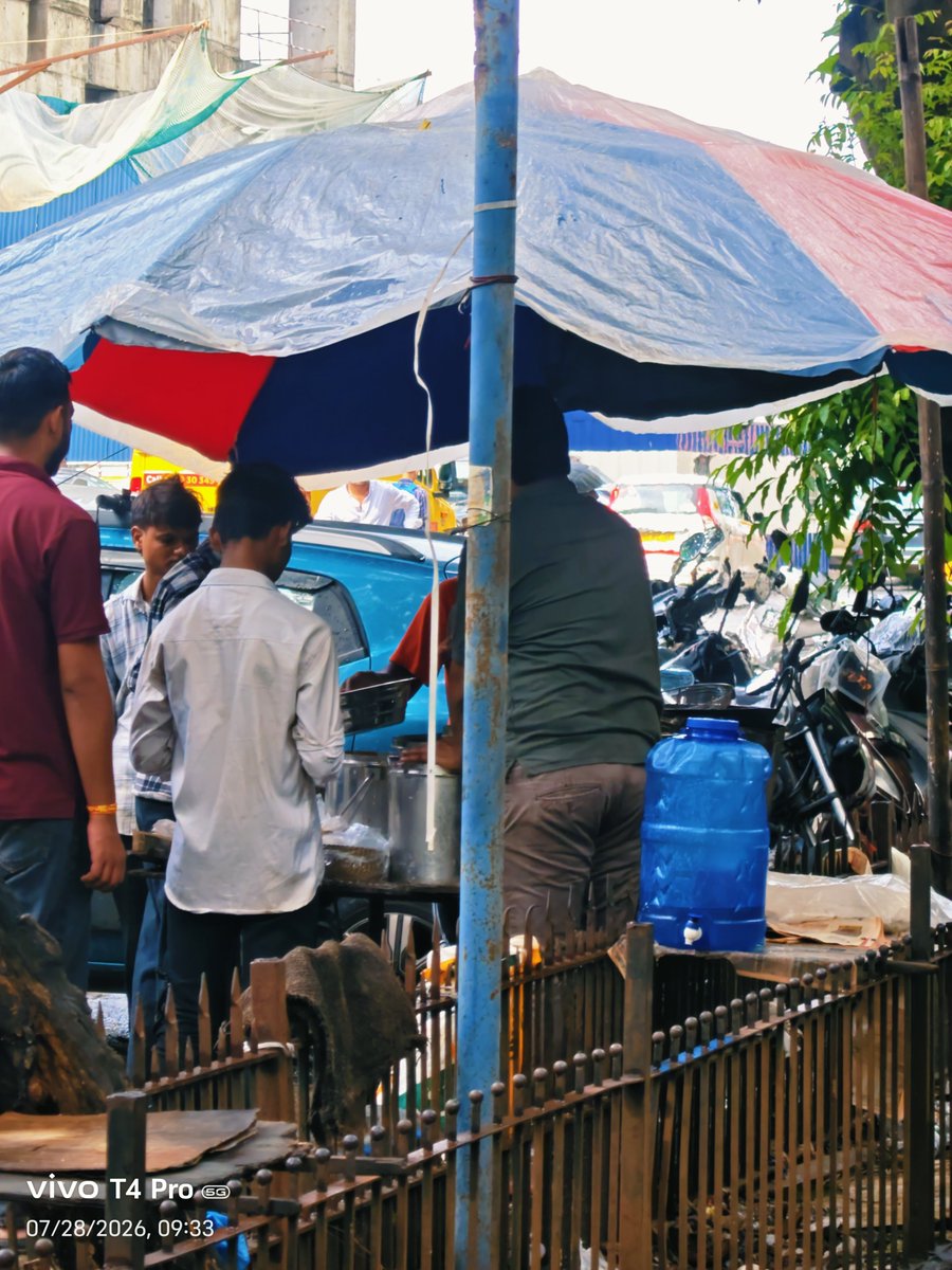 Bird311Angry's tweet photo. The food stall near our office is being maintained in an extremely unhygienic condition. Food is prepared and served in a dirty environment, posing a serious health risk to customers. Nariman Point, Raheja chambers @mybmc @fssaiindia #Mumbai #FoodSafety #PublicHealth https://t.co/pP1GmxBDsy