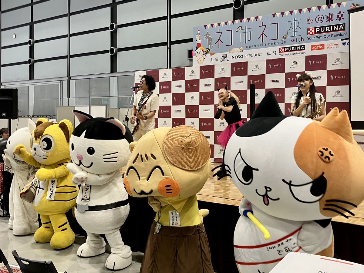 u_ko_su_'s tweet photo. 土日は #ネコ市ネコ座 へ🐾 ずっと家族で応援している #ネコリパブリック 主催の日本最大級ホゴネコイベント！#楽しみながら猫助け ラーメン赤猫の文蔵さんにも会えました🍜😺 https://t.co/dBYmZ2xV6x
