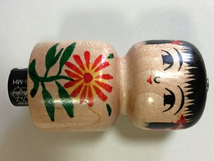 hiro_09158's tweet photo. @onej_sunday 米ナショナル ジオグラフィック
行くべき25選に山形が選ばれ、世界から注目される銀山温泉のイチオシお土産は、伊豆こけし工房さんの「電池変換こけし」です。

底の穴に単3電池をスポッと差し込むと、非常時に単1電池として使える超実用的な防災グッズになります！

​#onej #onejリスナー情報局 https://t.co/ad4nqxZbGm