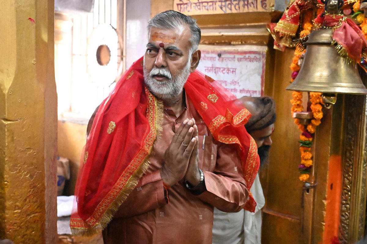 prahladspatel's tweet photo. आज प्रातः अमरकंटक में माँ नर्मदा जी के उद्गम स्थल पर पूजा आरती में सम्मिलित होकर उन्हें नमन किया।

आज 'प्रकृति संरक्षण दिवस' भी है। हमारा कर्तव्य है कि नदियों को केवल पूजा न जाए, उनसे एक माँ की तरह प्रेम भी करो, उनकी देखभाल करो।

नर्मदे हर🙏 https://t.co/1GJ4f3NgeA