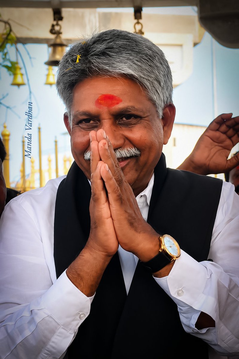 Krishna_Madiga7's tweet photo. "చిరునవ్వులో ఆత్మవిశ్వాసం...
నమస్కారంలో వినయం...
అడుగులో ఉద్యమం...
లక్ష్యంలో సామాజిక న్యాయం."

 పద్మ శ్రీ మంద కృష్ణ మాదిగ గారు.

#MandakrishnaMadiga #mrps #trendingnow
#smile #socialjustice https://t.co/m0XBo3e0eo