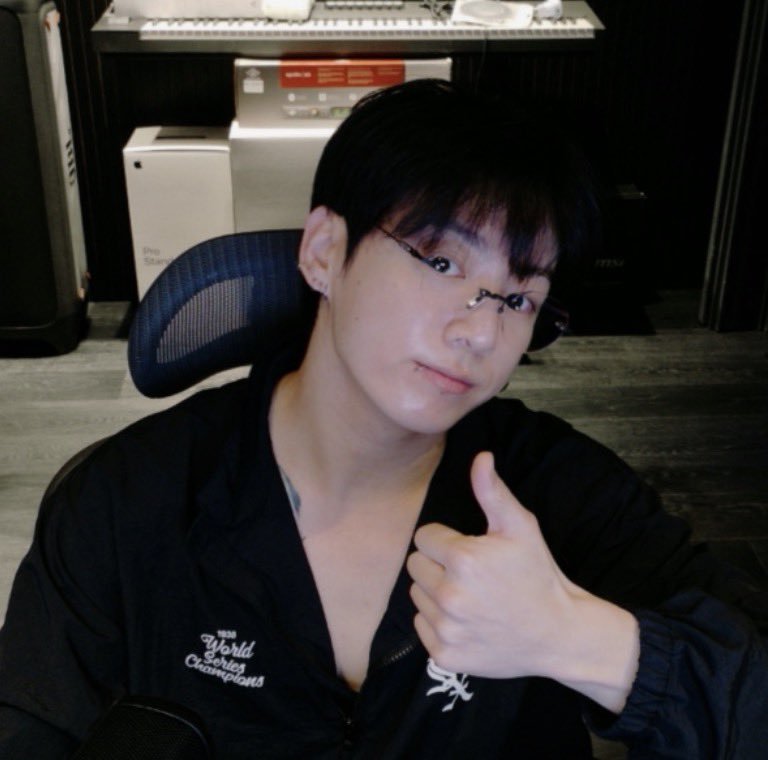 winnttaebear's tweet photo. He looks so good https://t.co/kWMN6676Th