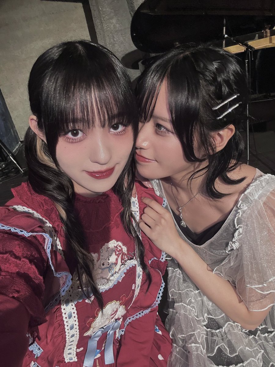 ds_toru17's tweet photo. 千夜一夜の天蚕ありがとうございました🦋

主催のりささん、2人で歌ったまーりん、キボンヌチームとのお写真♡
(とめ潮チームのお写真はとおるのスマホで撮り忘れちゃったのでどこかでアップされるはず、、！)

りささんはとおるが赤い衣装を着るからお衣装に赤を取り入れてくださったらしい❣️(公式私信)
まーりんと歌ってみたかったから大好きな虹コンさん曲を一緒に歌えて嬉しかったし、
だぁやめさんともいっぱいお話できて嬉しかった~！
うささんともあの曲とか一緒に歌いたいねというお話ができて嬉しかった🎶
(今回ひかるちゃんとは全然お話する時間がなかった>_< )

ここ数年はCYNHNを頑張りたいという思いが強くて、青柳透として何かをやることに自信や意味を見出せなくなっていたんだけど、みんなが嬉しいメッセージを伝えてくれてとてもほかほかしました ありがとう💌羽化したかも✌︎