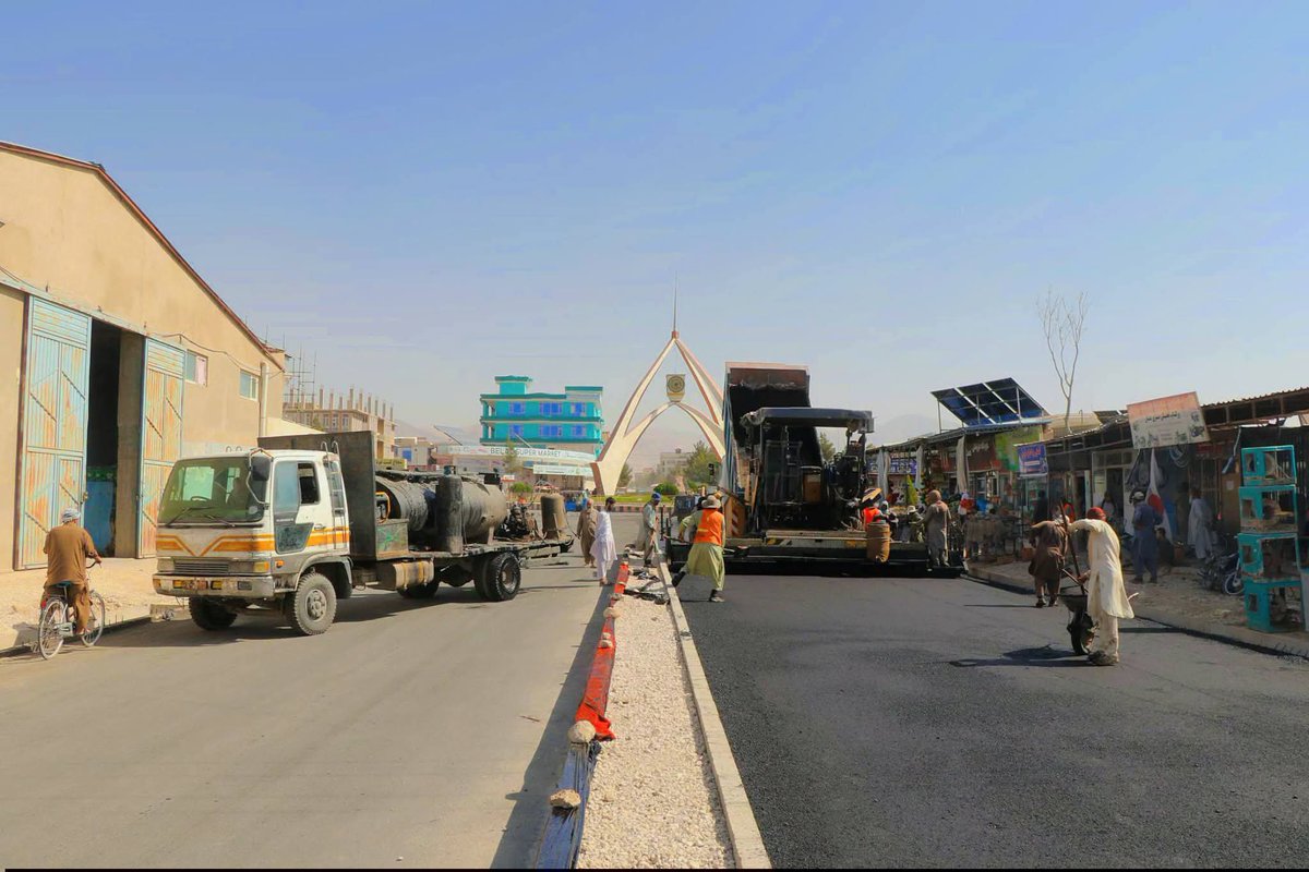 SharwalyM's tweet photo. آغاز قیرریزی لایه دوم سرک چهارراهی ساعت؛ گامی دیگر در توسعۀ زیربناهای شهری مزارشریف

کار قیرریزی لایۀ دوم (ویرینگ کورس) سرک چهارراهی ساعت الی جادۀ اما. رت، واقع در ساحۀ پارک‌های صنعتی مربوط ناحیۀ ششم شهر مزارشریف، به اساس هدایت الحاج ملا محمد یوسف وفا، والی محترم ولایت بلخ، و در https://t.co/z3QBAAyLY1