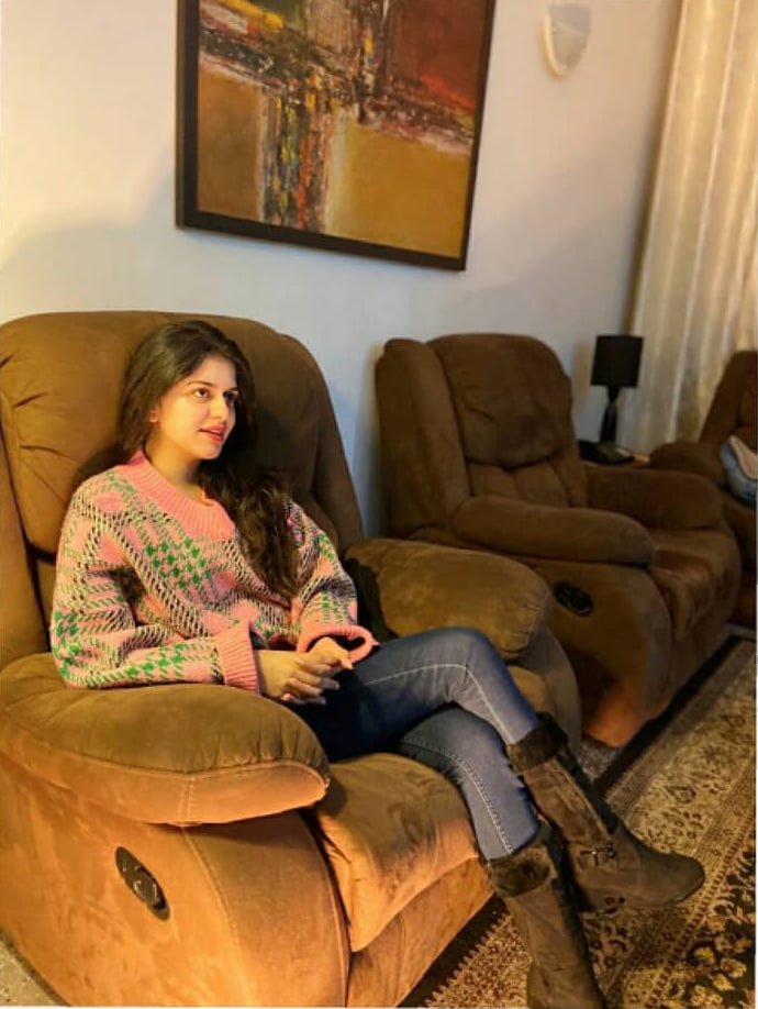 anika3o74yahu's tweet photo. Golden hour, cozy corners, and quiet thoughts.
#CozyVibes #SweaterWeather #WinterStyle #ElegantLook #CasualChic #AestheticMood #OOTD #WarmTones #Lifestyle #PhotoOfTheDay https://t.co/fQMVCxD0N5