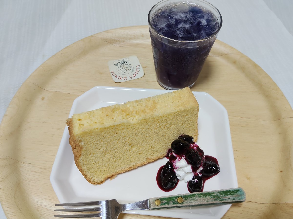 uracydayo's tweet photo. 【1年が365日なら、365回シフォンケーキを食べる夫婦！】
2603日目。2026年7月28日
「目に良い姉妹…」
ブルーベリー果実とセットのプレーンシフォンと、
バタフライピーゼリーです。
私達、ポリフェノール姉妹です。
奥様(@yukinko9248 )
いただきます！
#ユキコスイーツ #シフォンケーキ #西八王子 https://t.co/kdyV2bnxkH