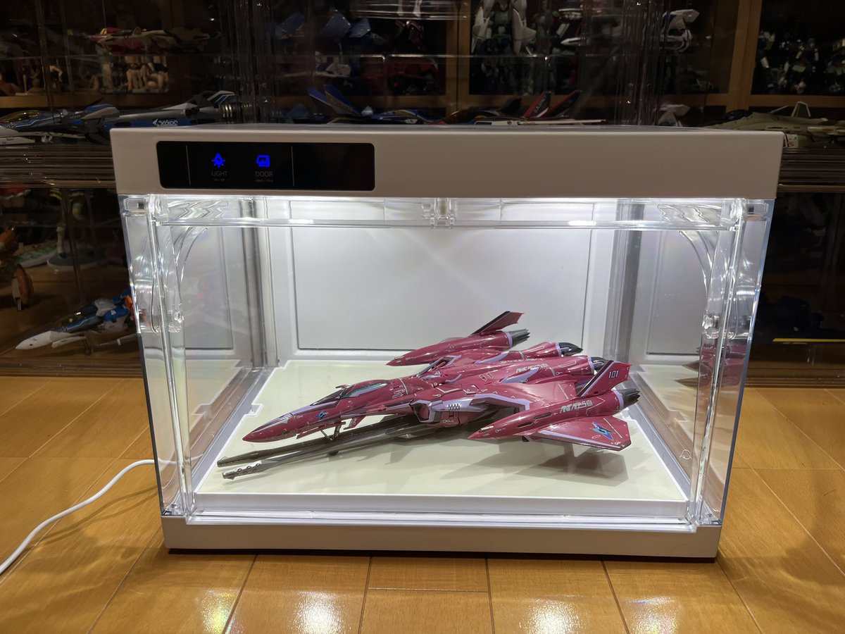 muko037's tweet photo. 増えすぎてハンガーに入らなくなったVF用にシューズディスプレイケースなる物を買ってみました!
6面全部透明で安価な物と照明と開閉ギミックのある高価な物
サイズ感はシューズ用だけあって似た感じでSV-51以外なら飾れるくらいです。 https://t.co/iWesBDU5y4