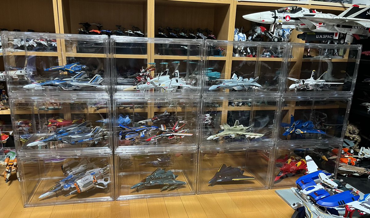 muko037's tweet photo. 増えすぎてハンガーに入らなくなったVF用にシューズディスプレイケースなる物を買ってみました!
6面全部透明で安価な物と照明と開閉ギミックのある高価な物
サイズ感はシューズ用だけあって似た感じでSV-51以外なら飾れるくらいです。 https://t.co/iWesBDU5y4