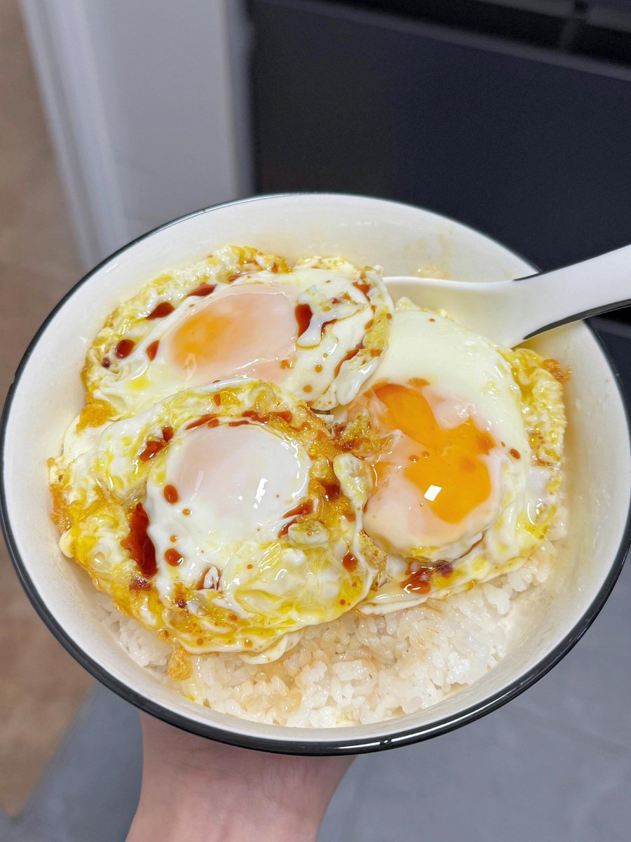 Eianeeeee's tweet photo. 刚出锅的糖心蛋裹满日式照烧汁，配现煮胚芽饭，一口就戳中下班的疲惫感！ https://t.co/0LTuMmv60B