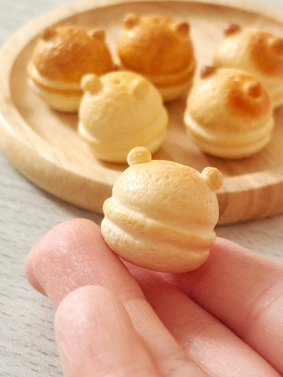 kyamini_mgmg's tweet photo. 鈴カステラ焼き色つけました。美味しそう😋
まだ顔なし状態👀

#制作過程 #ハンドメイド #フェイクスイーツ #ミニチュア #kyamini https://t.co/iTlf1rbk6W