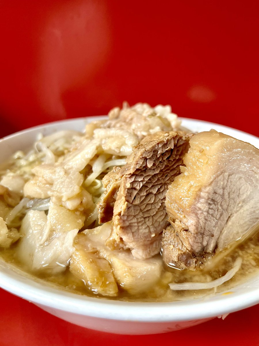 hammah86's tweet photo. ラーメン

その域に達していないので鳩は話しかけてきてはくれませんでしたが、この不朽の一杯との対話は誰もが実現できます。外気温摂氏28度という良コンディションのお陰で豚出汁とお醤油のキレをじっくり味わえました。麺は柔すぎず硬すぎず絶妙。味染み煮豚も美味かった。
/ラーメン二郎 三田本店 https://t.co/KHfSTKeFg8