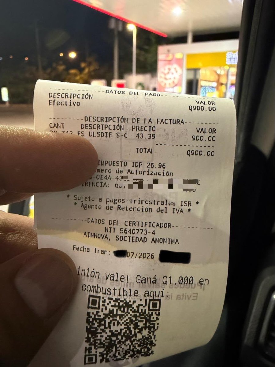 __VaderGT's tweet photo. Sufriendo los efectos de la nueva primavera de @BArevalodeLeon: 

antes llenaba el tanque de mi camioneta con Q450;
—hoy necesito Q900 para hacer lo mismo.

Así de caro se ha vuelto movilizarse. Y todavía el @GuatemalaGob insiste en decir que nuestra economía está mejor. https://t.co/PgIbxREKGp