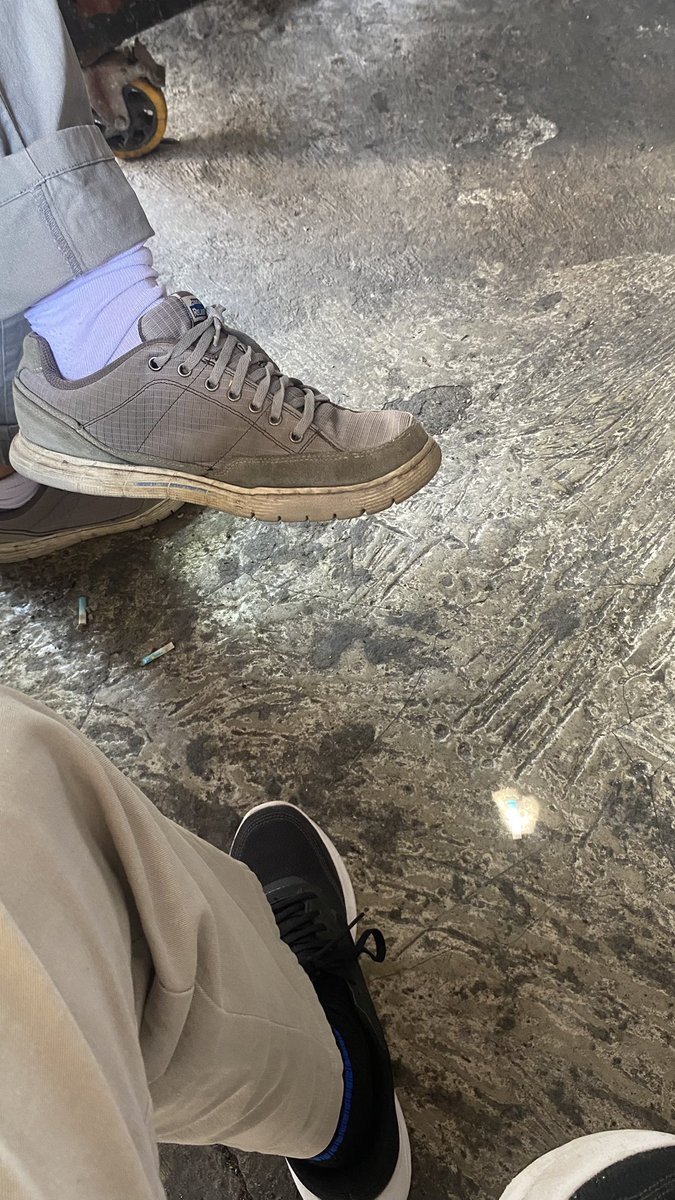 Ilhaamnu's tweet photo. cino dengan pendapatan harian puluhan juta sepatune jahitan kopine 4ewu jie. https://t.co/ODjGTo0b6W