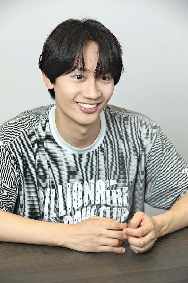 osaka_syakai's tweet photo. なにわ男子・藤原丈一郎さん、初の大阪マラソンは足をつりながら完走…「丈くん！」「いっぱい走りや」の歓声・エールが後押し

「大阪マラソン2027」の申し込み受け付けが28日に始まる。2月の大会に参加し、完走したアイドルグループ「なにわ男子」の藤原丈一郎さんに感想や大会の魅力を聞いた
https://t.co/0Augo1Q2LB