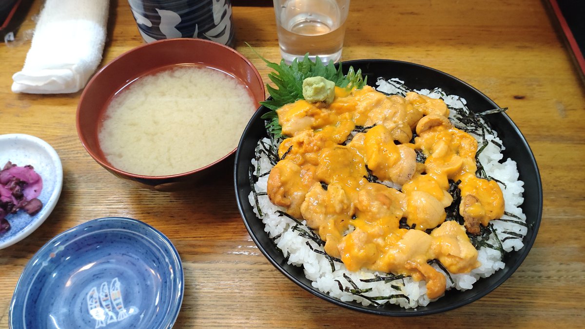 Kimi_v07's tweet photo. 初めて沼津港来た！
プリン、ウニ丼！
せっかくなんで深海水族館も！ https://t.co/h4apWQZ8tj