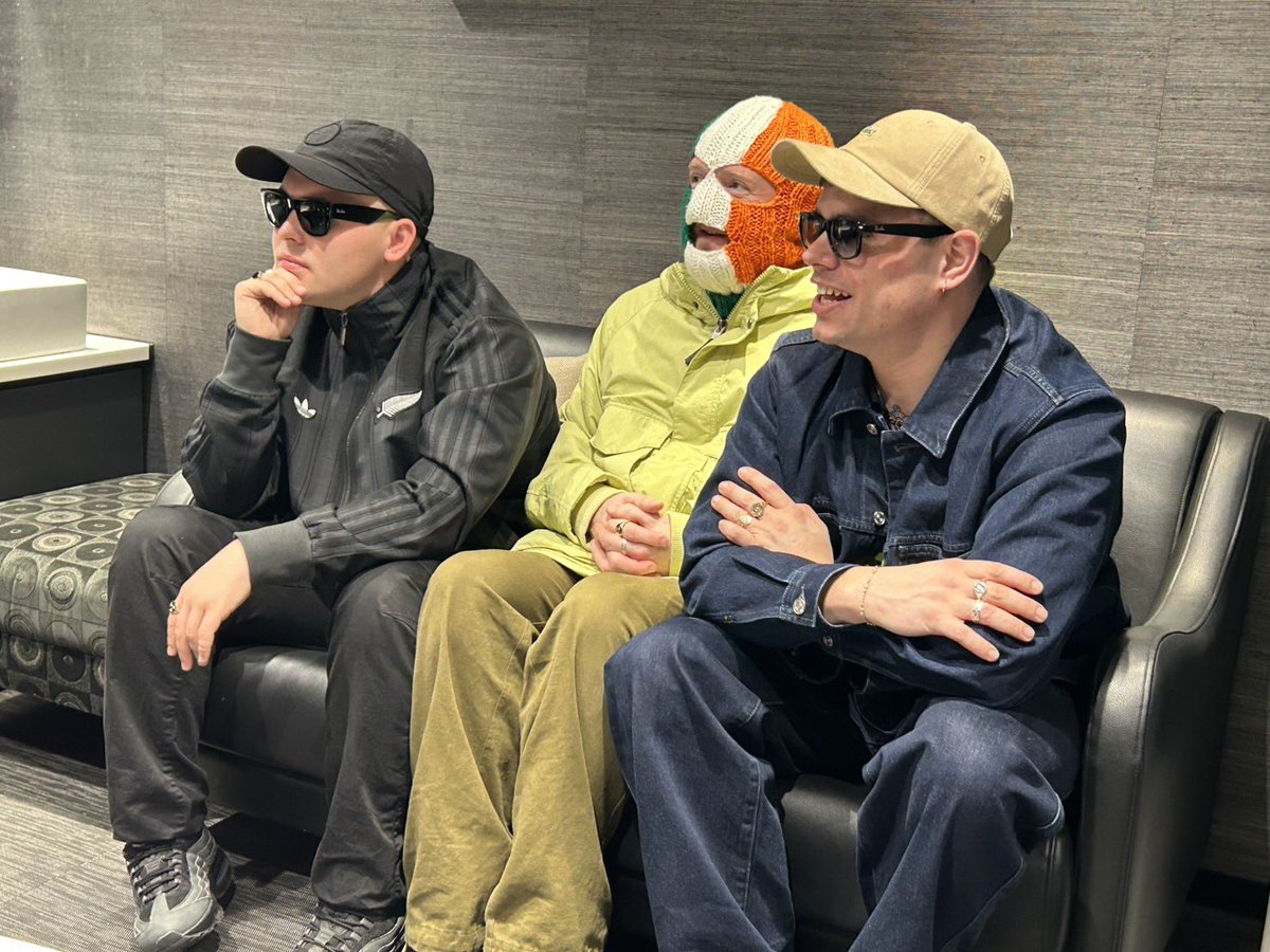 FREAKSMOVIE_JP's tweet photo. 【#KNEECAP 来日記念！ KNEECAP直筆サイン入りCDプレゼントキャンペーン】

《FREAK’S MOVIE監修
映画『KNEECAP／ニーキャップ』コラボレーションアイテム》はこちら
https://t.co/bs3DtbNdiI

 #フジロック'26 日曜GREEN STAGEに登場したKNEECAPが1月に来日した際に入手した貴重なKNEECAP直筆サイン入りCDを１名様にプレゼント！

▪️応募方法
① @FREAKSMOVIE_JP をフォロー
②この投稿をリポストするだけ！
▪️開催期間：7月21日(火)～ 8月2日(日) 23:59まで
▪️当選連絡：8月上旬頃
▪️賞品発送：8月中旬頃

◆注意事項
●必ず応募規定をご一読の上、応募をお願いいたします。
●お客様の情報は、当社が本キャンペーンの当選のご連絡の際に使用させていただき、当社が定める「プライバシーポリシー」に則り、適切に管理いたします。プライバシーポリシーはこちら▶︎ https://t.co/QUv9Dznwzp
●ご応募後の変更やご要望による指定はお受けできませんので、あらかじめご了承ください。
●当選発表は @FREAKSMOVIE_JP アカウントからDMにてご連絡いたします。
●当選のご連絡までフォローを解除しないようにご注意ください。
●当選時にDMをお送りするため、設定内容を今一度ご確認ください。
●当選の発表ご連絡の時期は多少前後することがございます。予めご了承ください。
●本キャンペーンの内容や賞品は予告なく変更・終了する可能性がございます。
●抽選方法や当選についてのお問い合わせは受け付けておりません。
●ご当選された賞品の交換、およびご当選権利の譲渡はできません。
●賞品の配送先は日本国内に限らせていただきます。一部地域ではお届けができない場合がございます。
●当選者の長期不在や賞品のお届け先ご住所や転居先が不明などの理由により、賞品のお届けができない場合は、ご当選を無効とさせていただく場合があります。

#フジロック #fujirockfes #ニーキャップ