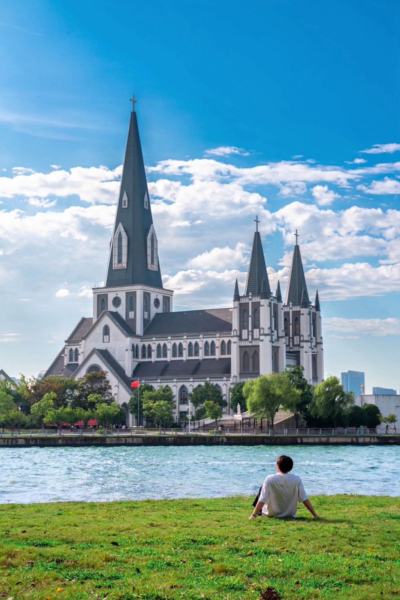 xb5808's tweet photo. Sit on the riverside lawn, gazing across the water toward the Gothic church. Under the bright blue sky and fluffy clouds, time slows down quietly.
#ChinaTravel #GothicArchitecture https://t.co/KZsfn5efZk