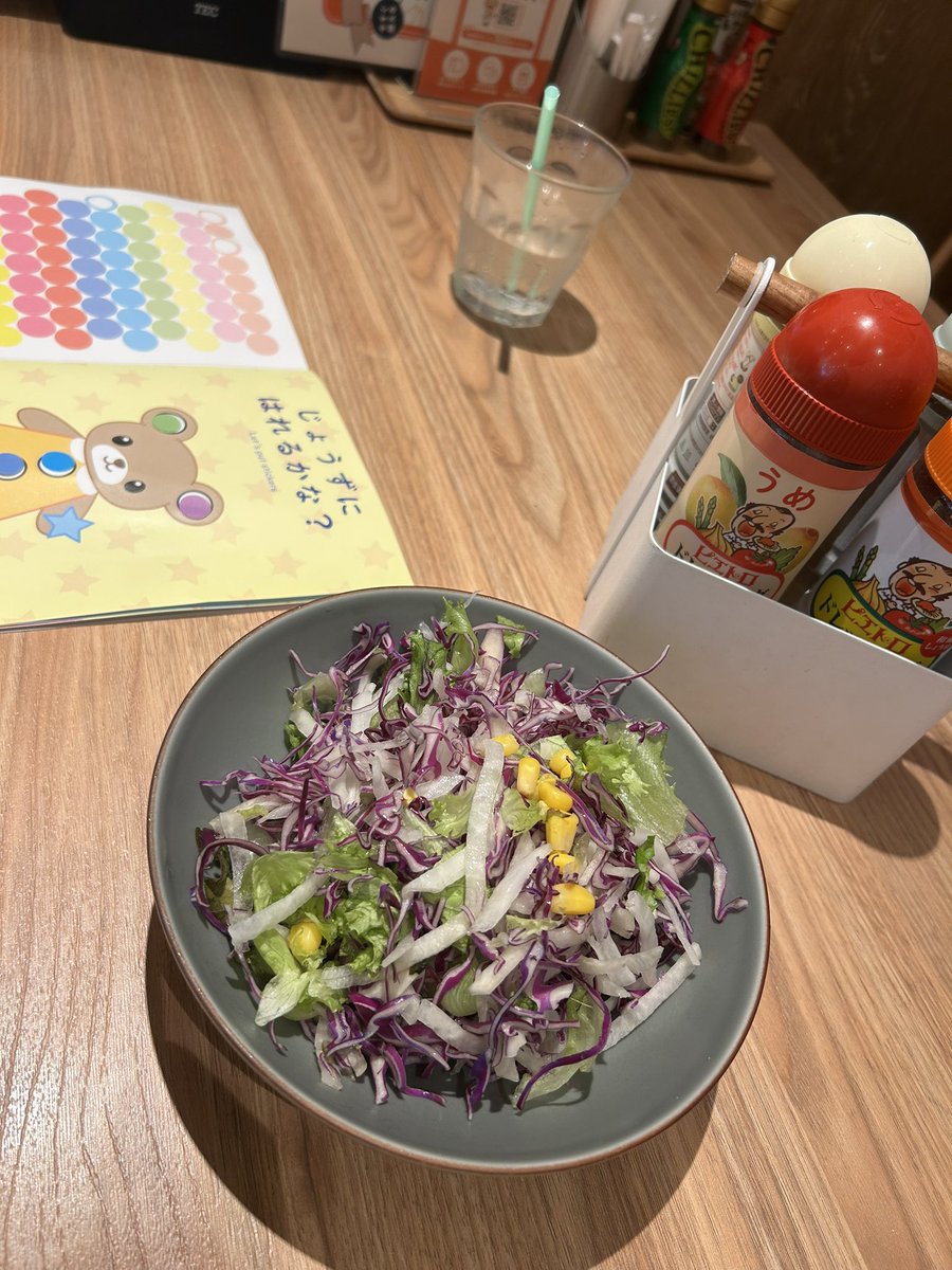mrks216's tweet photo. この店からドレッシングが無くなるのが早いかそれともサラダが無くなるのが早いか楽しみだナァ！！！という気持ちで毎回食べ始めます。参りました。 https://t.co/LWyviye7QY