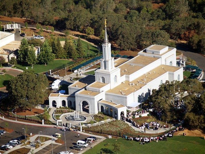 20YearsAgoLive's tweet photo. Newly-constructed Mormon Temple in Sacramento, California opens its doors to the public.

The open house will last until 26 August, before being formally dedicated on 3 September 2006 by Church President Gordon B. Hinckley as the 123rd operating temple of the Church of Jesus Christ of Latter-day Saints.