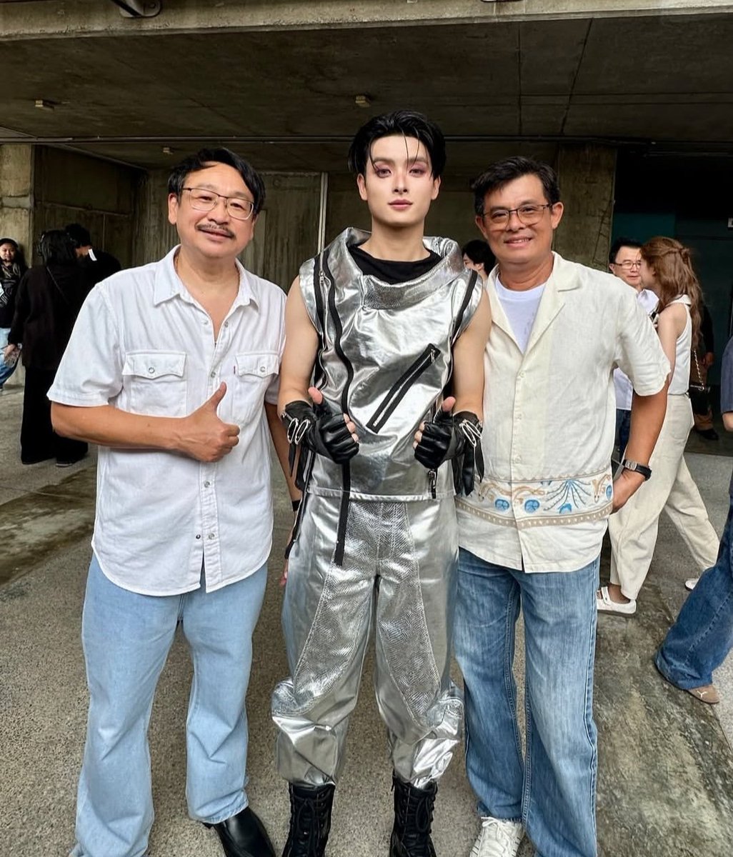 khunpong_03's tweet photo. พี่ขุนใน IG แม่ริน ถ่ายกับครอบครัวน้องบัส อบอุ่นมาก
#KHUNPOL 
#BUSLIGHTASONE 
#BUSBecauseofyouishine https://t.co/fLRFbmIe8r
