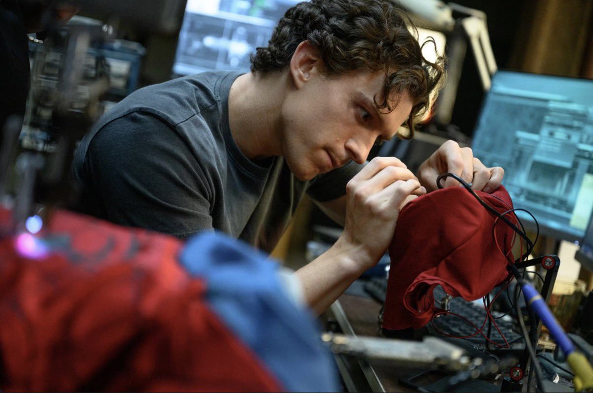 Iwtcomet's tweet photo. like father like son #spidermanbrandnewday https://t.co/h3ZXYJdJix