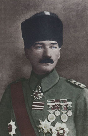 MemoriaBelica's tweet photo. ⚔️ Batalla de Galípoli
📅 25 de abril de 1915 - 9 de enero de 1916 · península de Galípoli, Imperio otomano (actual Turquía)
🛡️ Reino Unido, Francia, Australia y Nueva Zelanda vs. Imperio otomano (Mustafa Kemal)
🏆 Fracaso aliado tras ocho meses de combates; los aliados evacuaron la península sin haber logrado sus objetivos.

📜 El intento aliado de forzar el estrecho de los Dardanelos y tomar Constantinopla se estrelló contra una defensa otomana feroz en un terreno abrupto que favorecía totalmente al defensor. El coronel Mustafa Kemal, al mando de una división otomana, jugó un papel decisivo deteniendo el desembarco aliado en Anzac Cove con su célebre orden a sus tropas: 'No os ordeno atacar, os ordeno morir'.

👑 Mustafa Kemal (Atatürk): Oficial otomano; su defensa decisiva en Galípoli lo catapultó a la fama y, años después, fundaría y lideraría la República de Turquía.

💡 La defensa otomana en Galípoli catapultó la carrera de Mustafa Kemal, quien años después, bajo el nombre de Atatürk, fundaría la República de Turquía. Para Australia y Nueva Zelanda, el desembarco del 25 de abril se conmemora hasta hoy como el 'Día de Anzac', su fecha de memoria militar más importante.

#HistoriaMilitar #MilitaryHistory