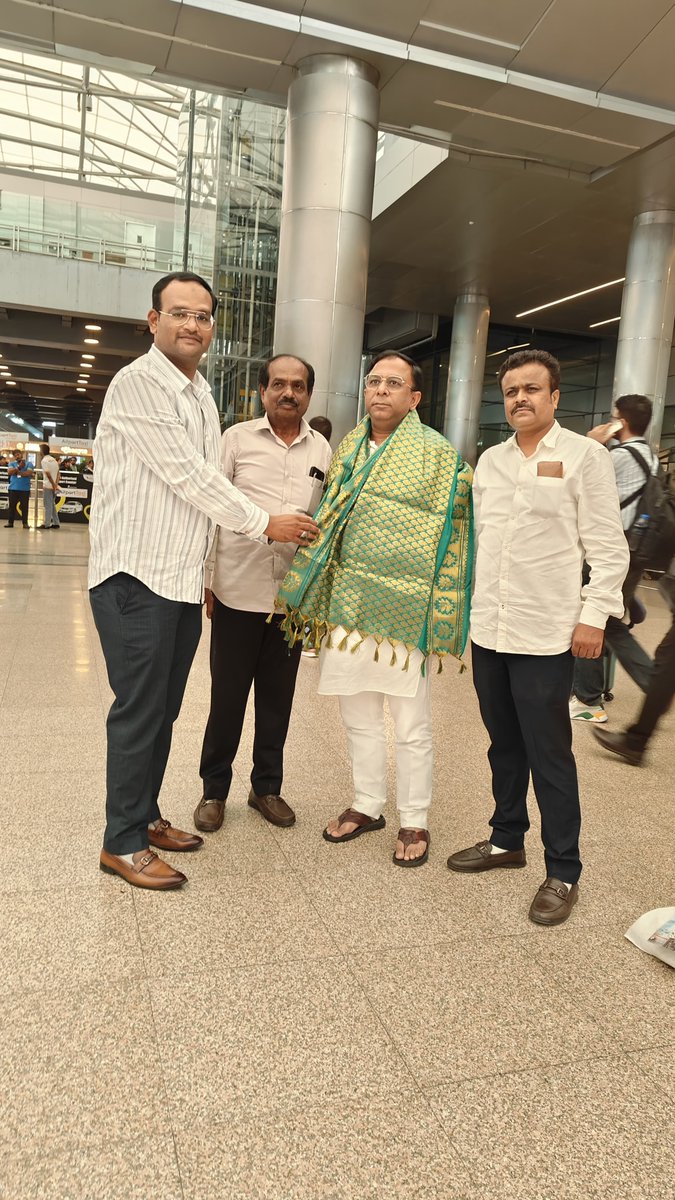 GorakhpurSyed's tweet photo. आज हैदराबाद पहुंच ने पर एयरपोर्ट पर स्वागत हुआ। https://t.co/5R0GXCprUC