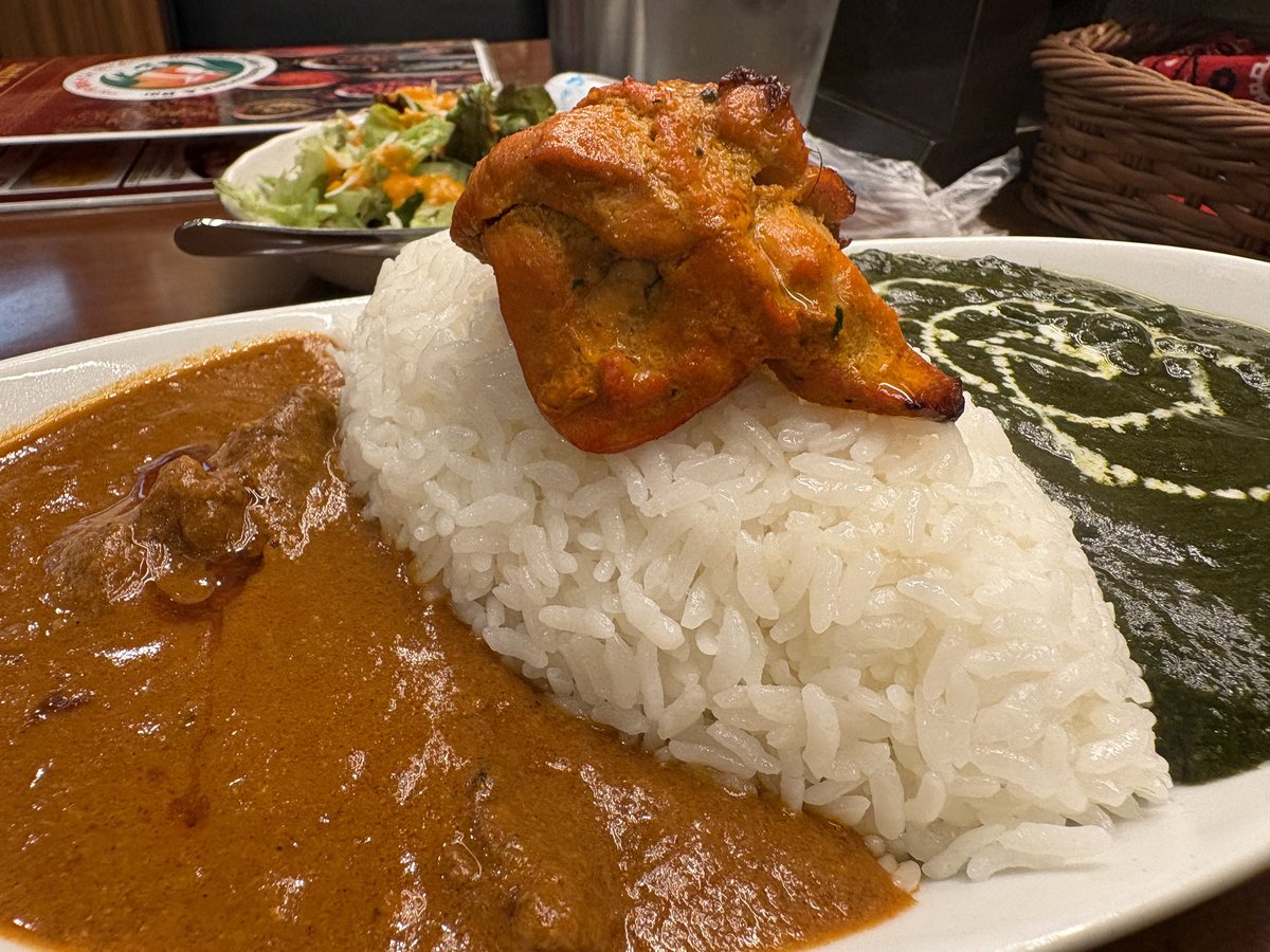 akabanecurry's tweet photo. 嬉しさは隠せない。赤羽ベンディカ、サグキーマとマトンのダブルカレー。サーブの瞬間、厨房のみんながデシャップからわざわざ顔を出す。私がどんだけ嬉しそうな表情してたのか自分ではわからない。でもこの盛りを見たら笑顔になるよね。帰り際に厨房を見たら全員手を振ってくれた。
#赤羽 #ベンディカ https://t.co/fynjndRGpD