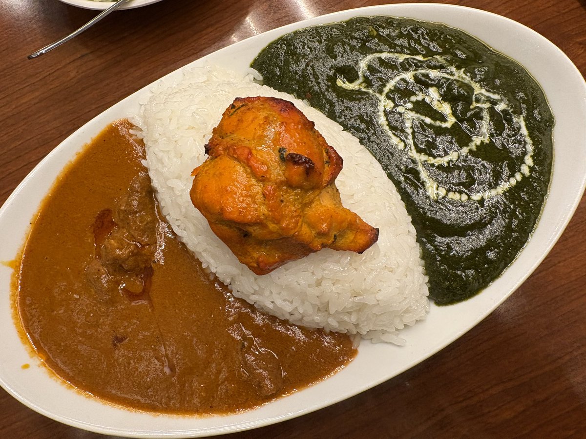 akabanecurry's tweet photo. 嬉しさは隠せない。赤羽ベンディカ、サグキーマとマトンのダブルカレー。サーブの瞬間、厨房のみんながデシャップからわざわざ顔を出す。私がどんだけ嬉しそうな表情してたのか自分ではわからない。でもこの盛りを見たら笑顔になるよね。帰り際に厨房を見たら全員手を振ってくれた。
#赤羽 #ベンディカ https://t.co/fynjndRGpD