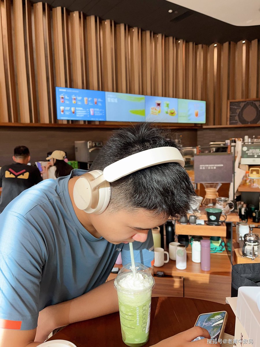 justuelm's tweet photo. Just unboxed my new wireless headphones—sound quality is chef’s kiss, and they fit like a glove! No more tangling cords or missing calls during my morning jog.  #UnboxingVibes #TechFind， https://t.co/k4nYeVqXmL