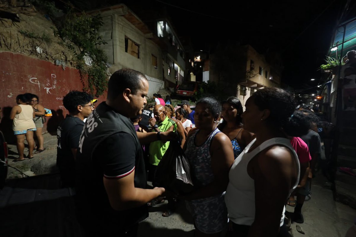 ConVzlaComando's tweet photo. ¡Vargas nos sigue necesitando! 

A 33 días de la tragedia, los varguenses siguen requiriendo ayuda y compañía. 

La operación #TodosConVzla sigue desplegada en las zonas afectadas atendiendo las necesidades de los ciudadanos. 

📸 @jose_Fotograma https://t.co/BNBBPKJZjT